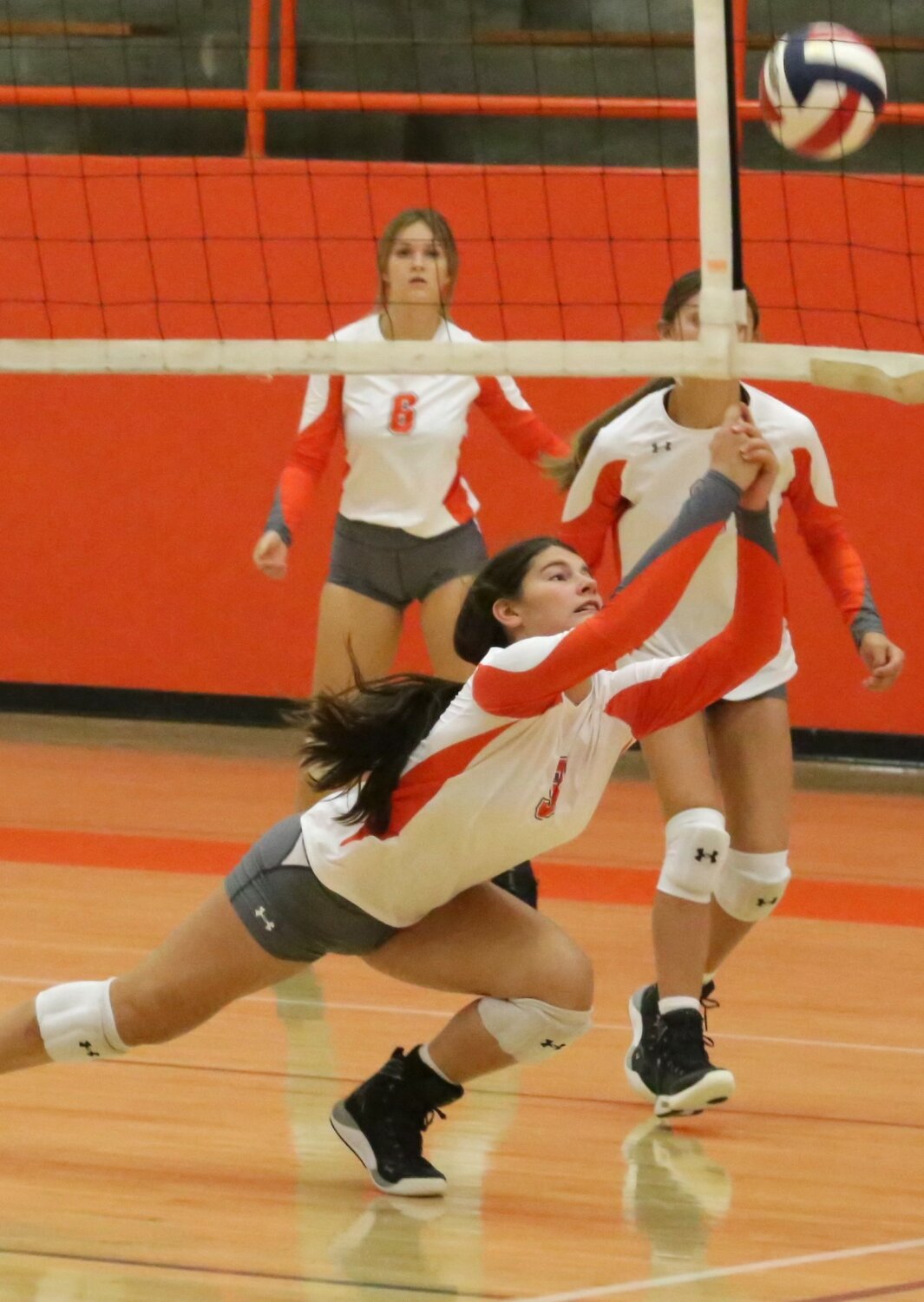 Mineola’s Mahayla McMahon extends to play a ball late in the match against Alba-Golden.
